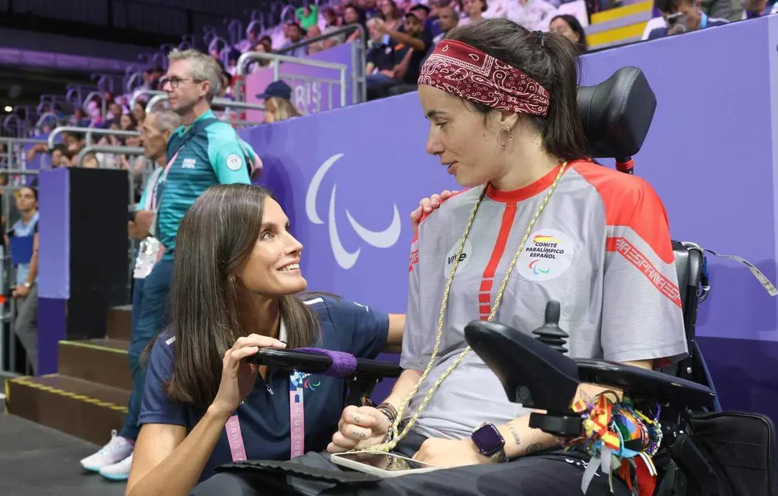 Sara Aller, en la imagen junto a la reina Letizia, es una de las deportistas reconocidas por su excelencia deportiva.