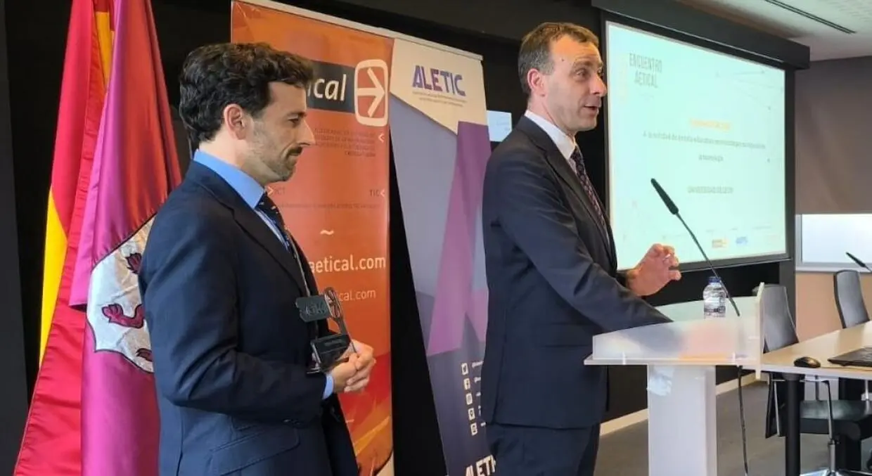 Aetical premia a la Universidad de León por su compromiso con la digitalización y la innovación tecnológica. Foto: ULE.