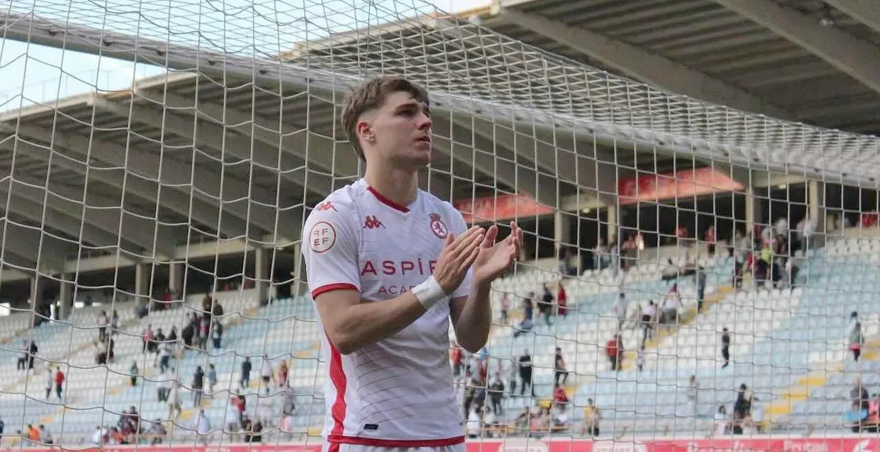 Álvaro se despide de la afición a la conclusión de un partido.