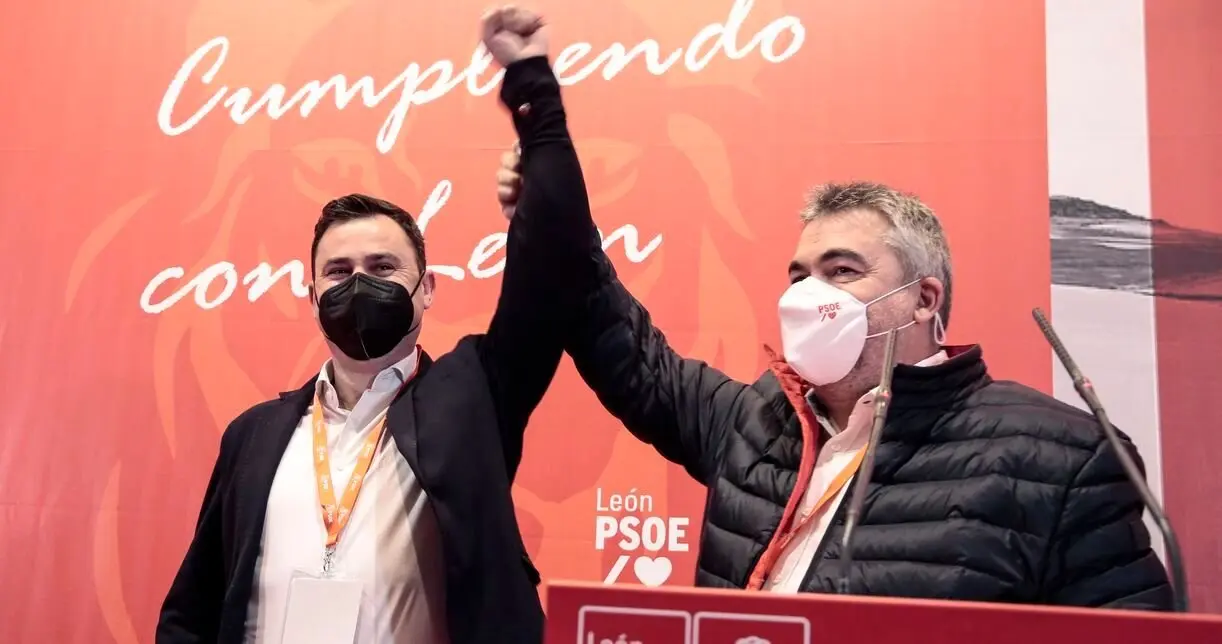 Javier Alfonso Cendón es reelegido como secretario provincial del PSOE en León. Junto a él, el secretario de Organización del PSOE, Santos Cerdán. Foto: Campillo.