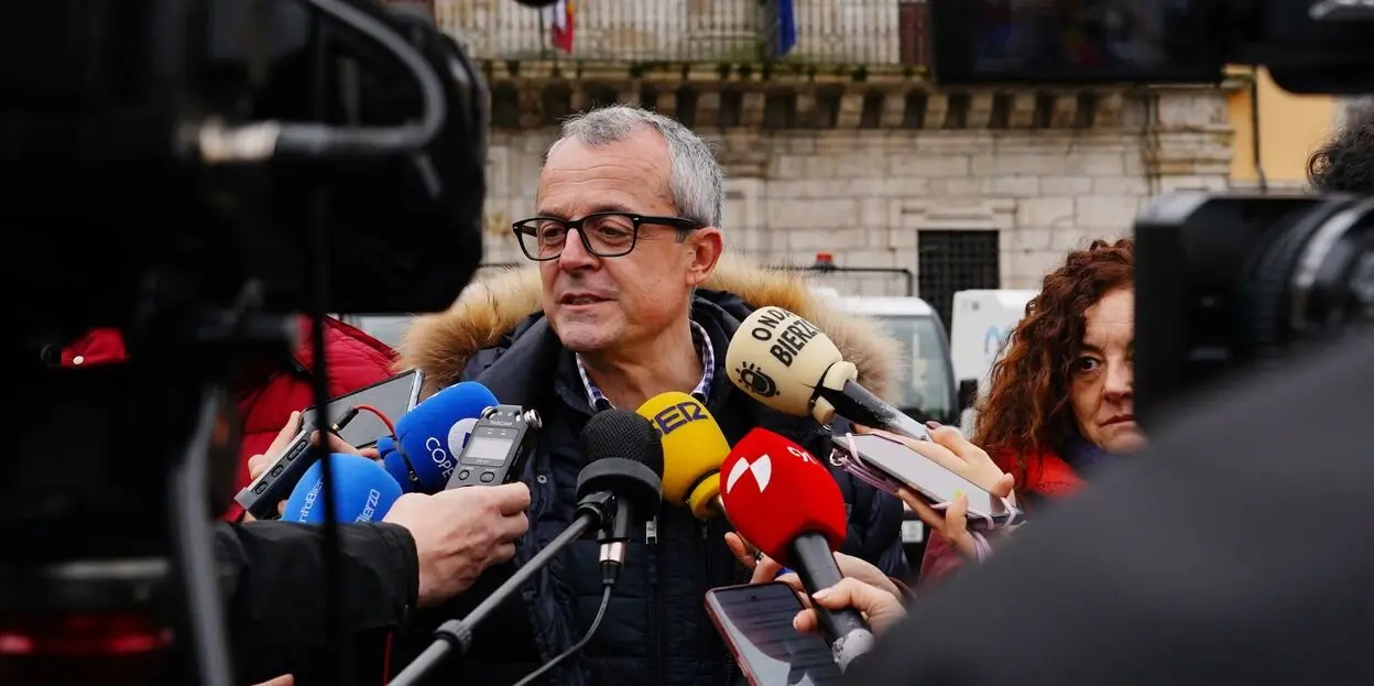 El concejal de Hacienda del Ayuntamiento de Ponferrada, Luis Antonio Moreno, durante una comparecencia. Foto: César Sánchez.
