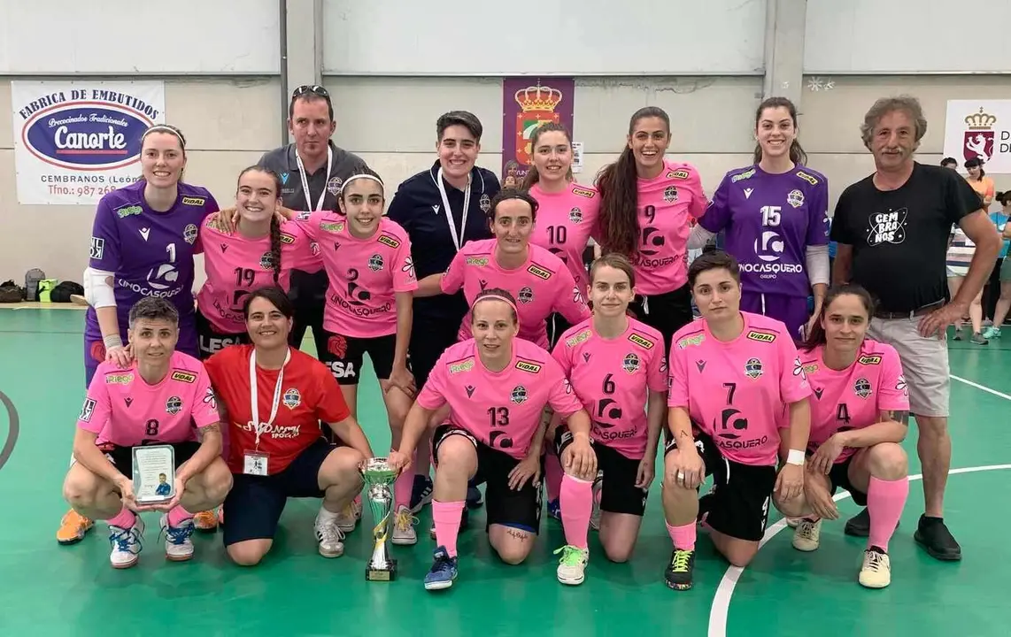 Sport Bernesga Sariegos celebra la victoria en el torneo.
