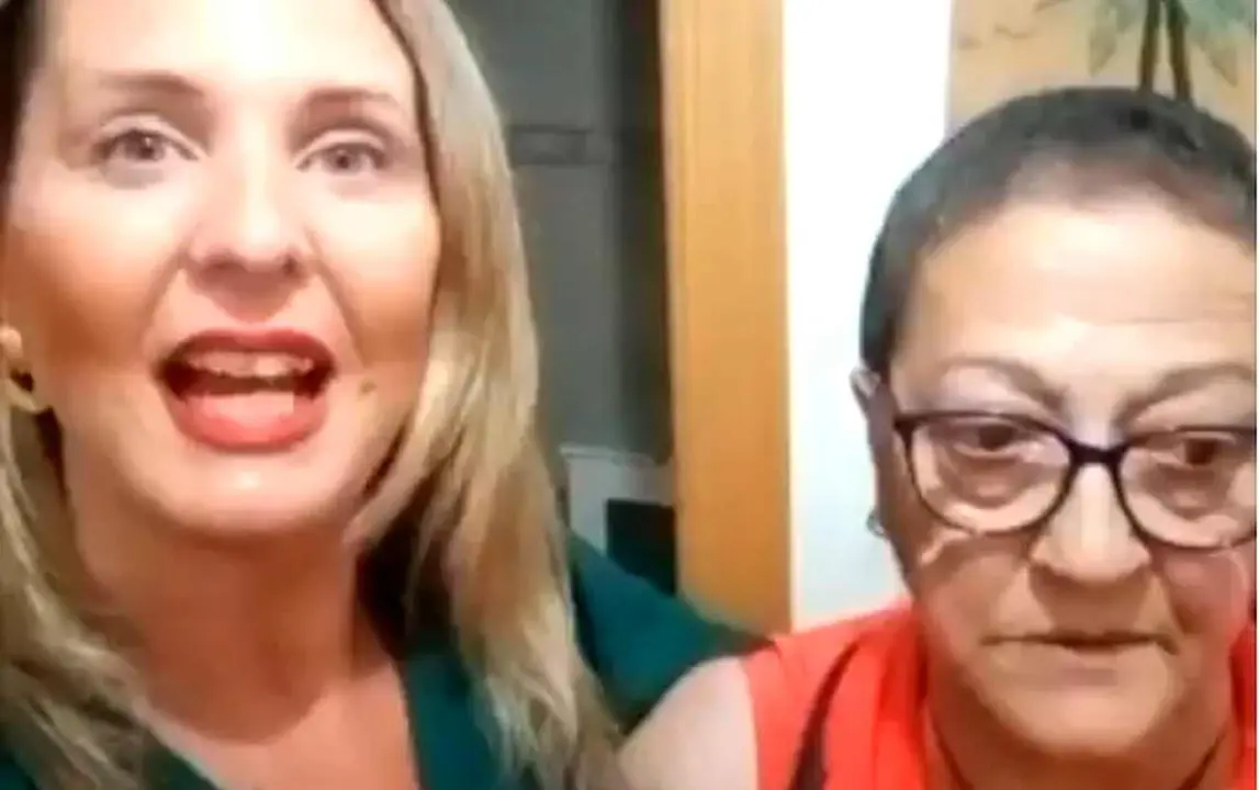 La concejala de Vox, Patricia González, junto a la mujer que denunciaba la ocupación y por la que inició su campaña en redes sociales.