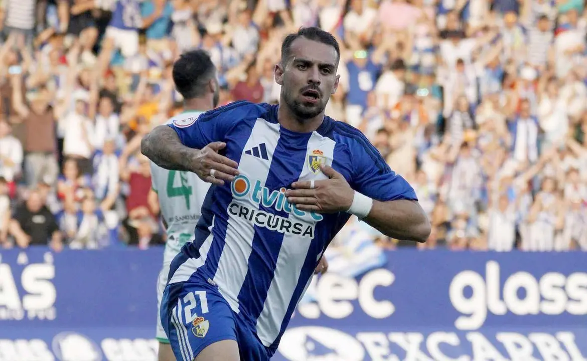 Cortés celebra uno de sus goles en El Toralín.