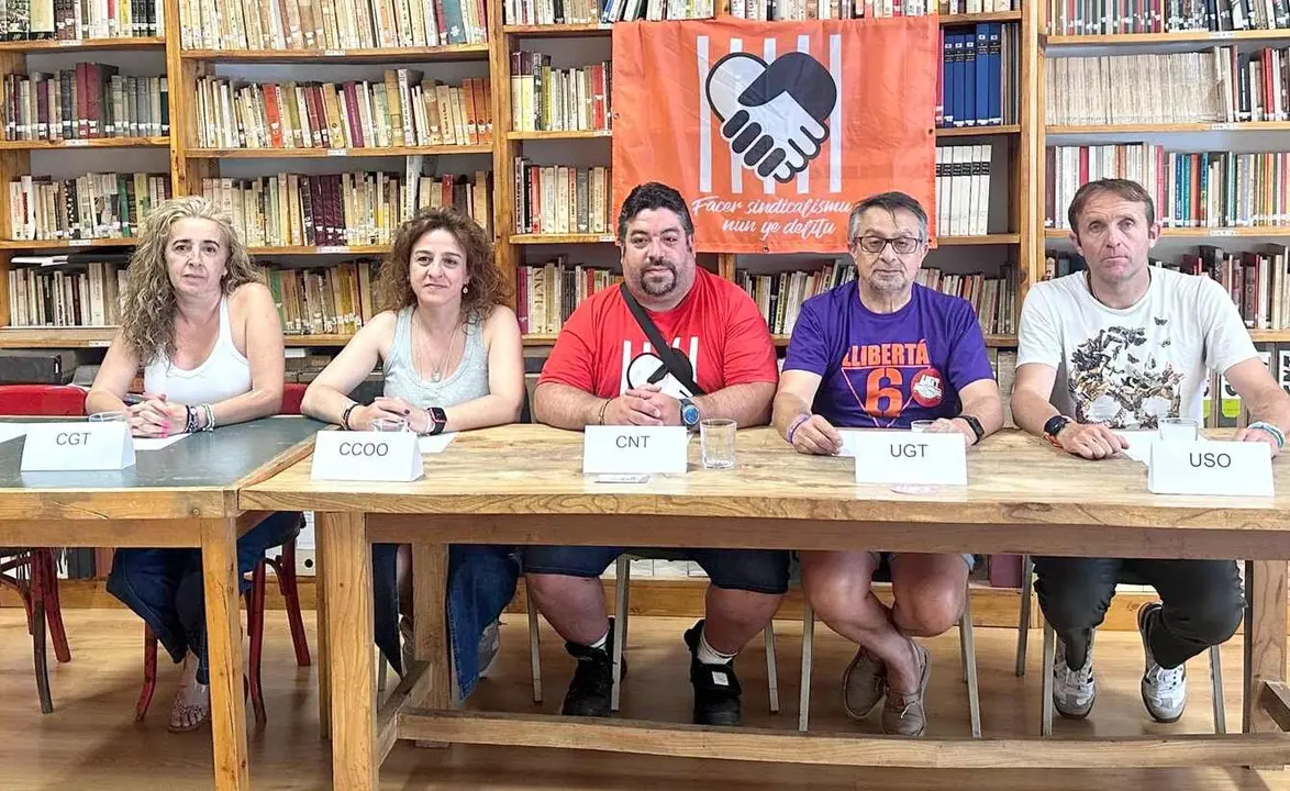 Representantes sindicales, en una foto de familia tras el comunicado en defensa de 'Las 6 de La Suiza'.