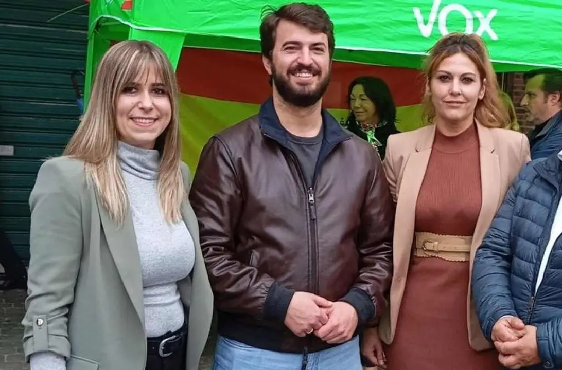 La edil de Vox, a la izquierda, durante un acto de campaña.