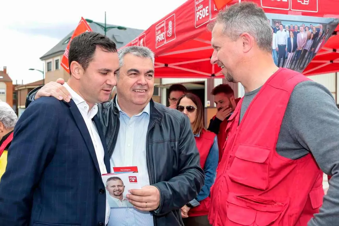 El secretario de Organización del PSOE, Santos Cerdán, durante una visita el mercado tradicional de Navatejera junto al secretario provincial del partido, Javier Alfonso Cendón y al entonces candidato a la Alcaldía de Villaquilambre, Jorge Pérez.