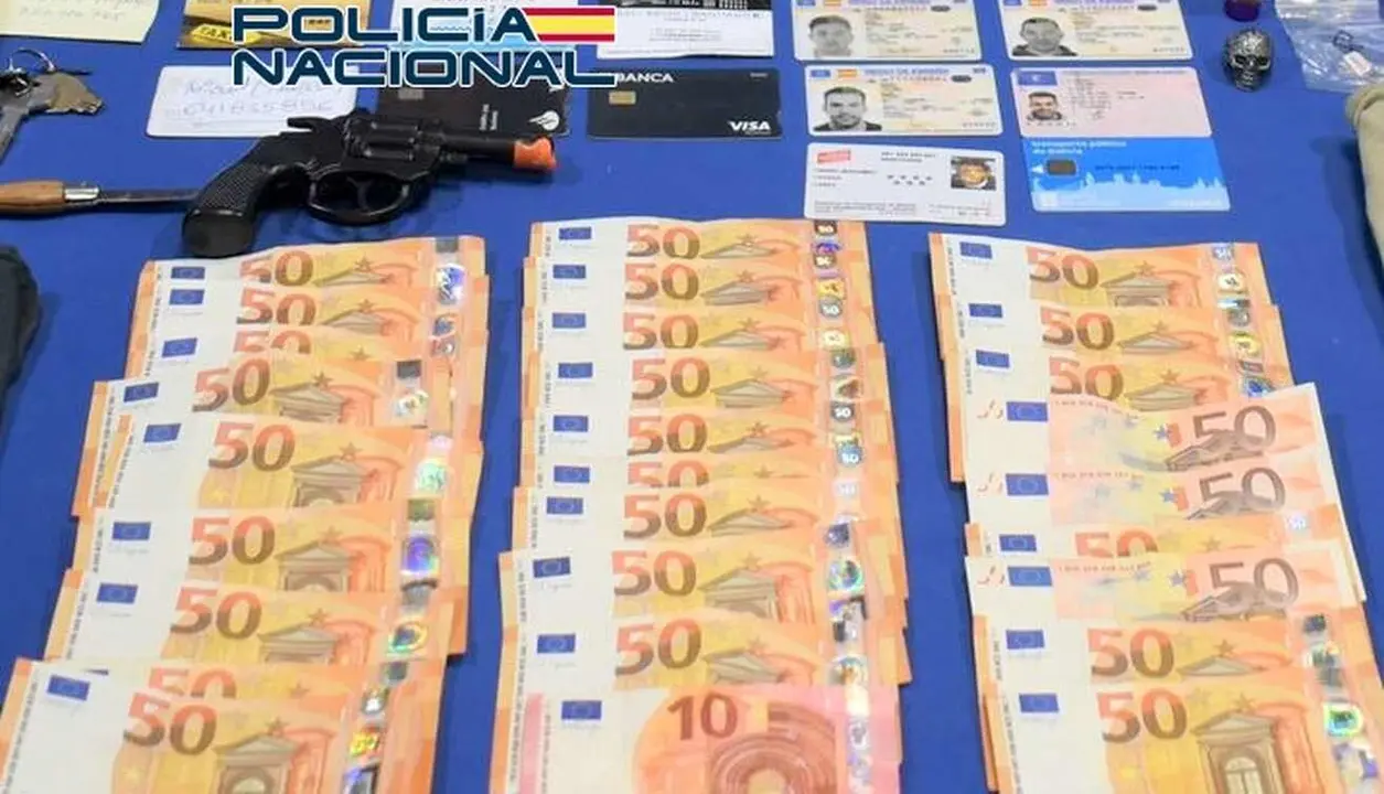 Imagen del arma simulada y parte del botín obtenido por el atracador.