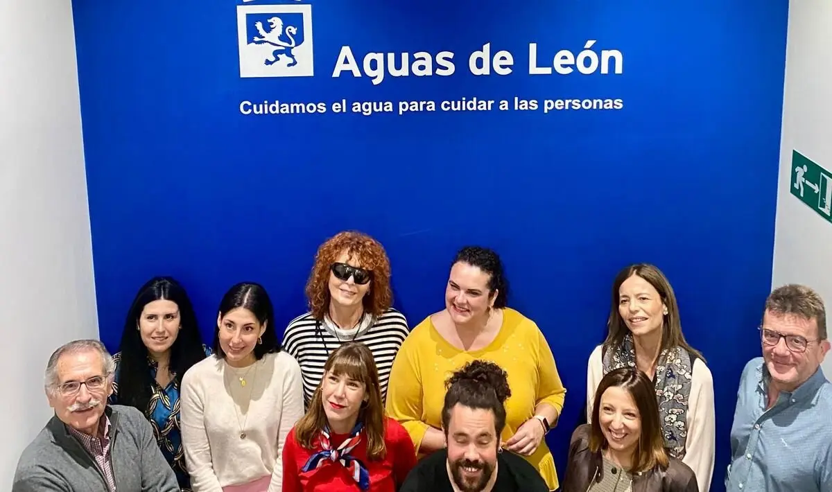 Foto de familia de los responsables de los proyectos seleccionados por Aguas de León en 2024