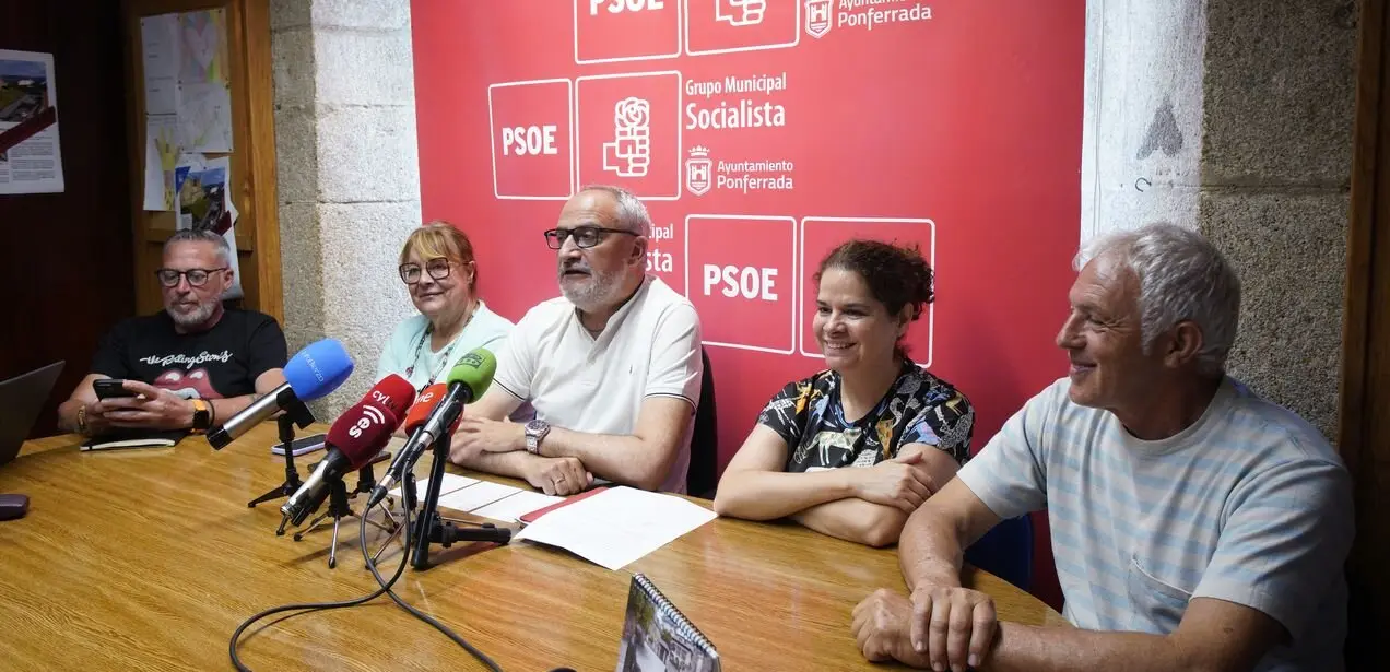 El portavoz del PSOE en Ponferrada, Olegario Ramón (C), acompañado de varios concejales, durante la rueda de prensa para valorar los dos años del Gobierno municipal. Foto: César Sánchez.