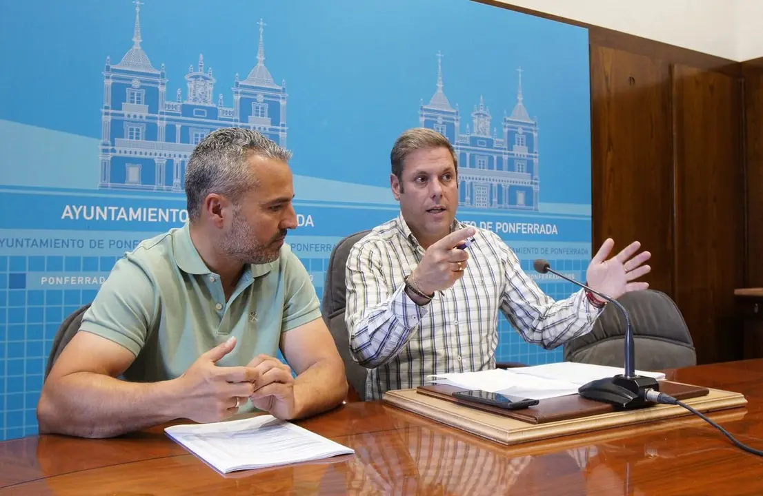 El teniente de alcalde del Ayuntamiento de Ponferrada, Iván Alonso (D), junto al concejal de Desarrollo Económico e Industrial, Comercio, Innovación y Escuela Taller. David Pacios (I), durante la presentación de los presupuestos municipales
