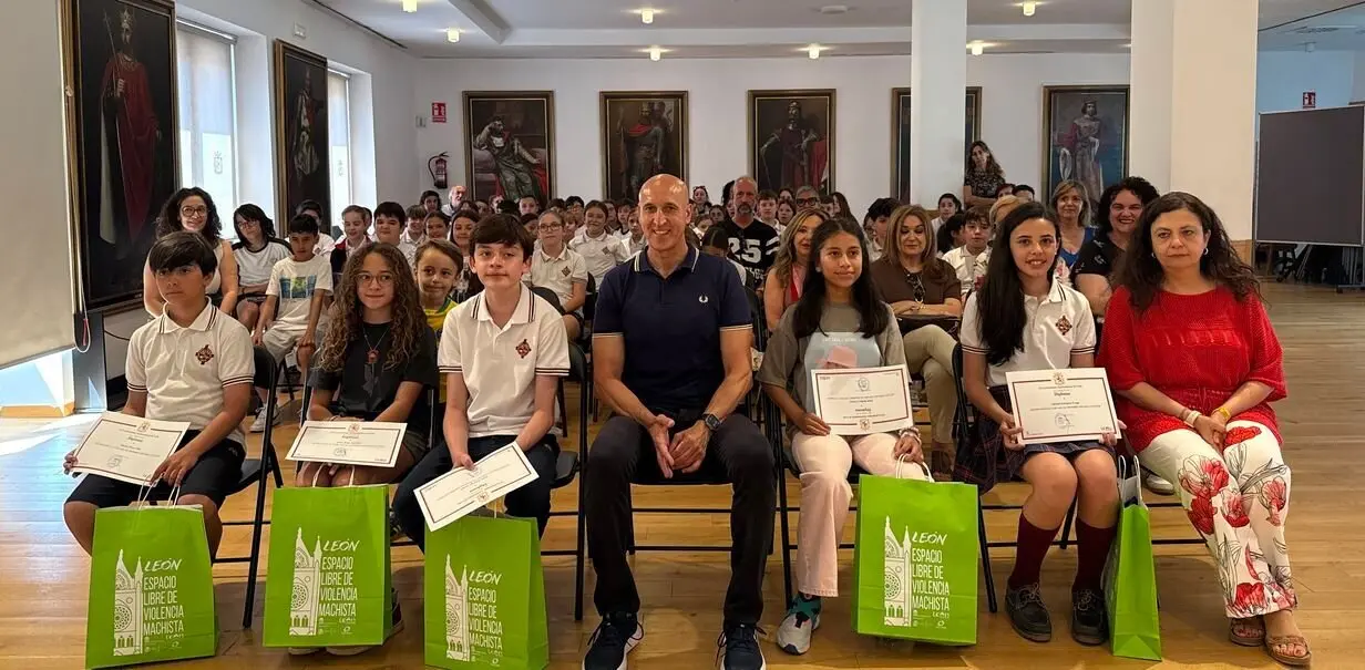 El Ayuntamiento de León entrega los premios del X Certamen Microrrelatos por la Igualdad.