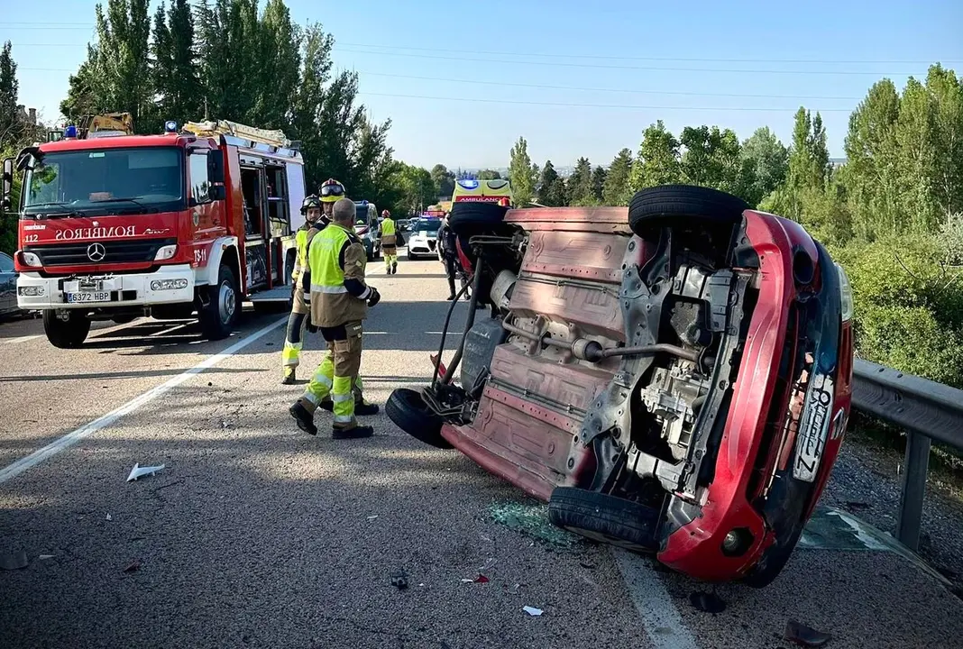 Bomberos de León intervienen en un accidente de tráfico.