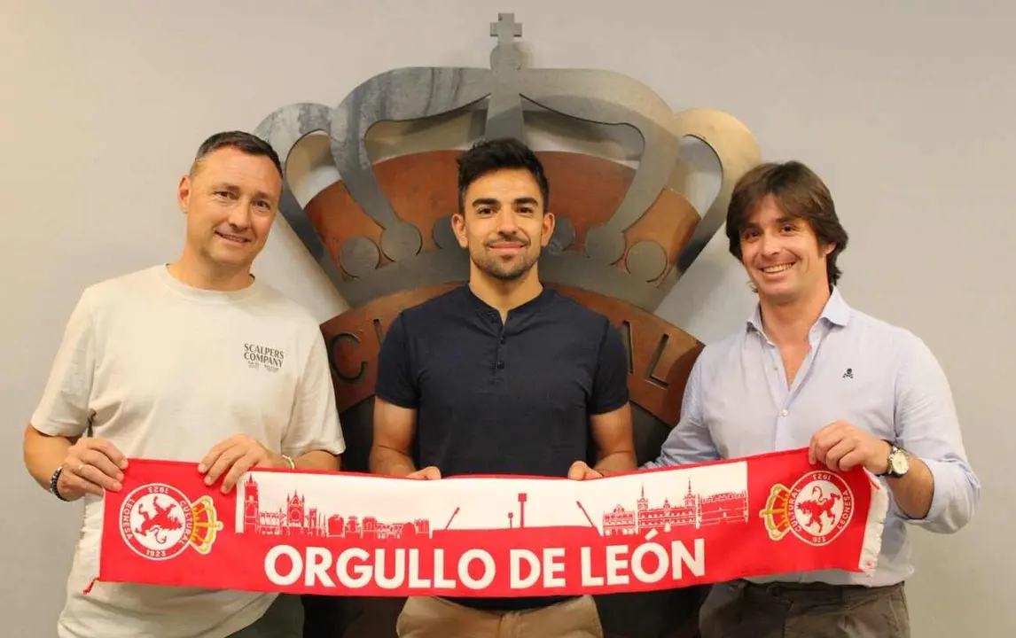 Presentación del nuevo preparador físico en la sede de la Cultural y Deportiva Leonesa.