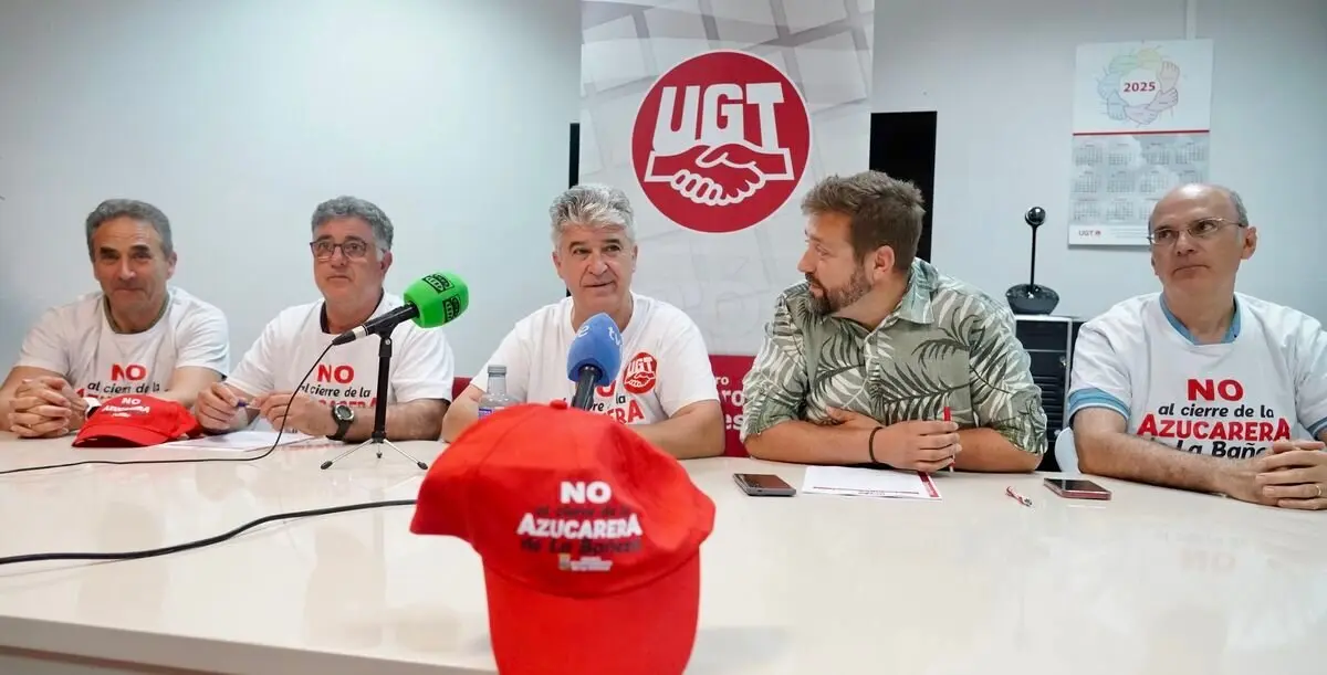 El presidente del comité de empresa de la planta leonesa de Azucarera, Benigno Pérez (Fica-UGT), este jueves  junto al resto de miembros del sindicato. / CAMPILLO