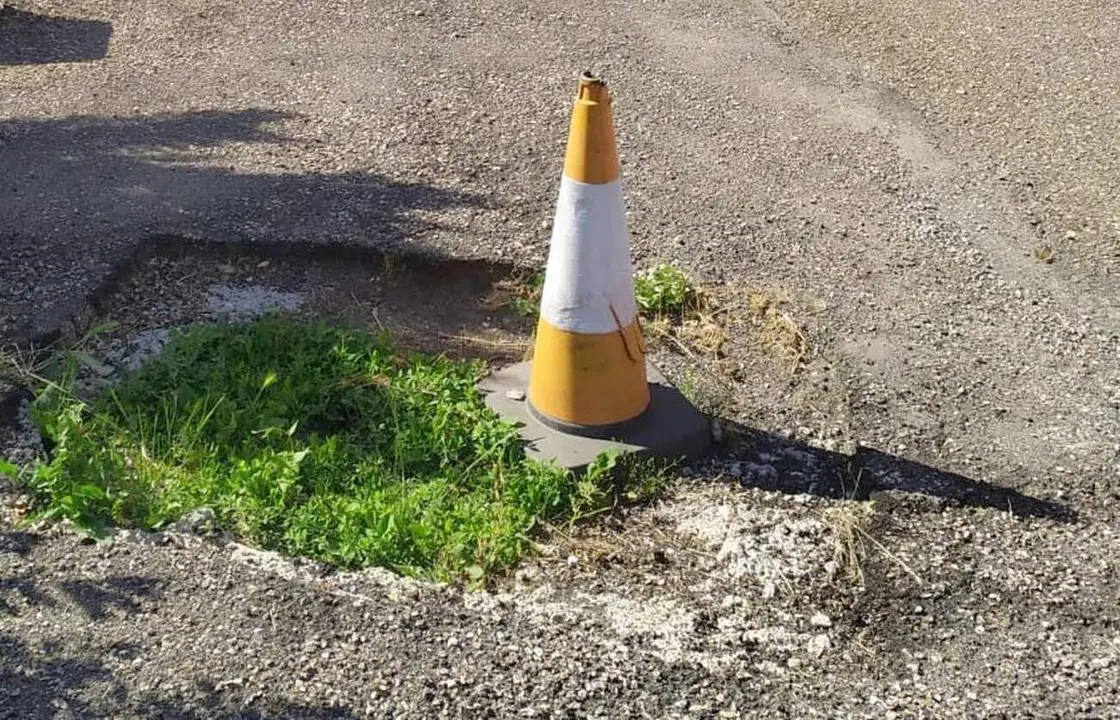 UPL denuncia el mal estado de algunas pedan&iacute;as aportando im&aacute;genes como la que aqu&iacute; se muestra.