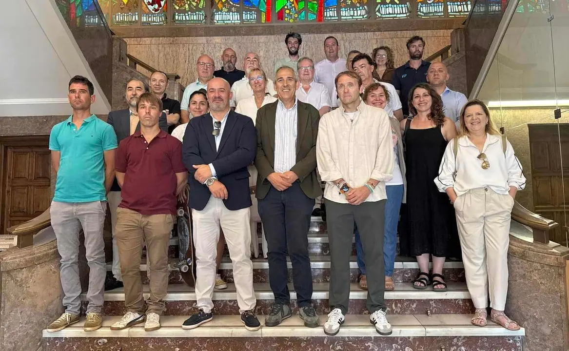 El concejal de Deportes, Vicente Canuria, posa junto a los representantes de las diferentes disciplinas deportivas.