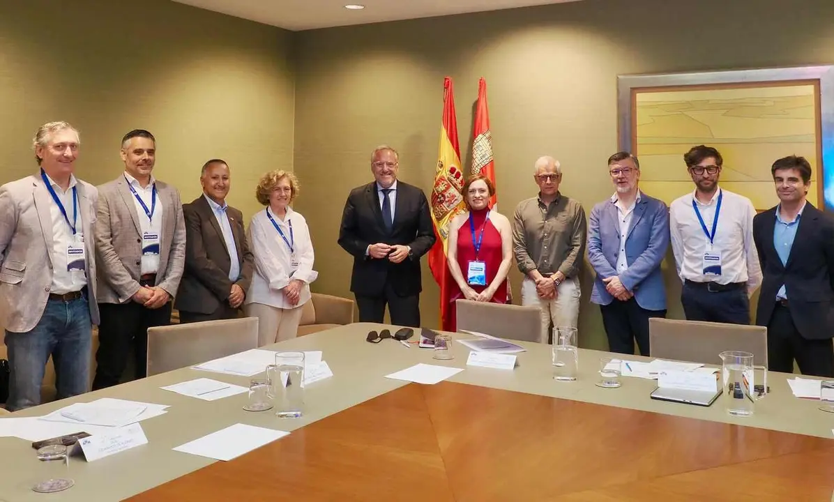 Un instante del encuentro mantenido con el presidente de las Cortes, Carlos Pollán.