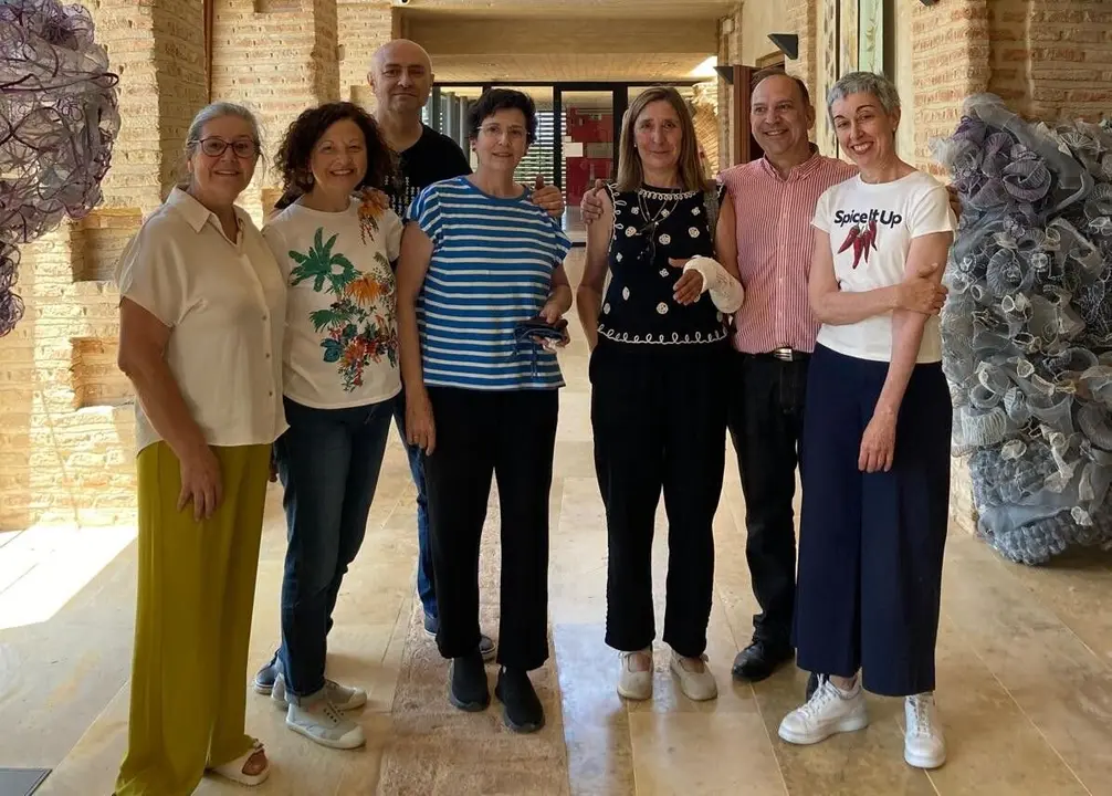Artistas del colectivo Laborarte inauguran la exposición 'Prendido con Alfileres' en Sahagún.