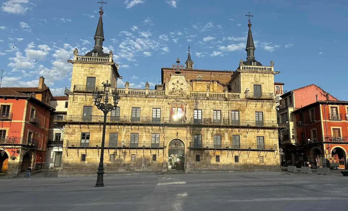Imagen del viejo ayuntamiento ubicado en la Plaza Mayor de León.