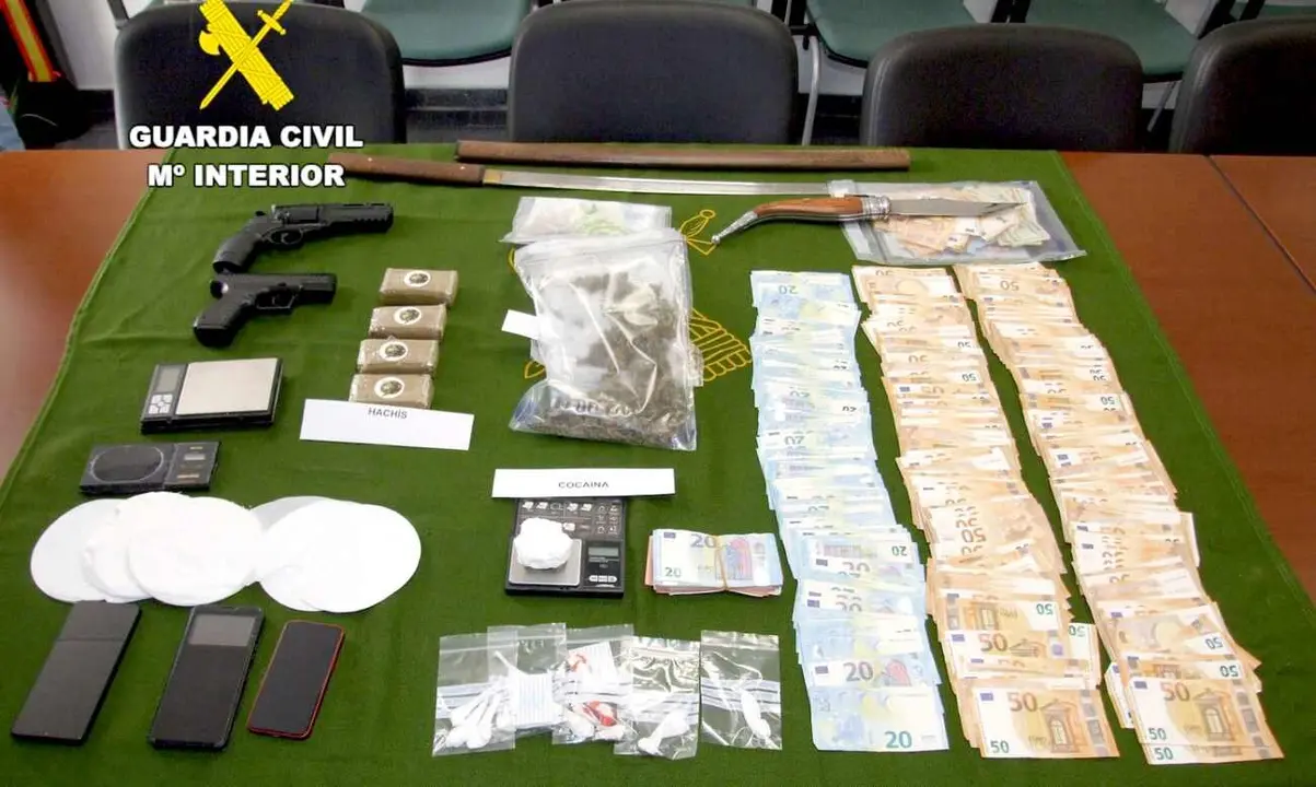 Imagen de las armas, droga y dinero incautados en la operación realizada por la Guardia Civil.
