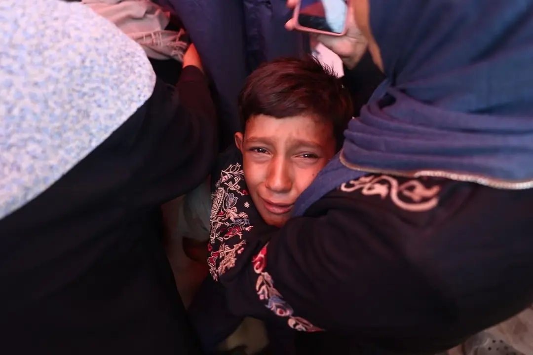 Un niño palestino tras un bombardeo en la Franja de Gaza. Foto: Unicef/El Baba