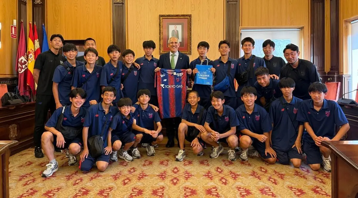 La joven plantilla del FC Tokio fue recibida por el concejal de Deportes en San Marcelo.