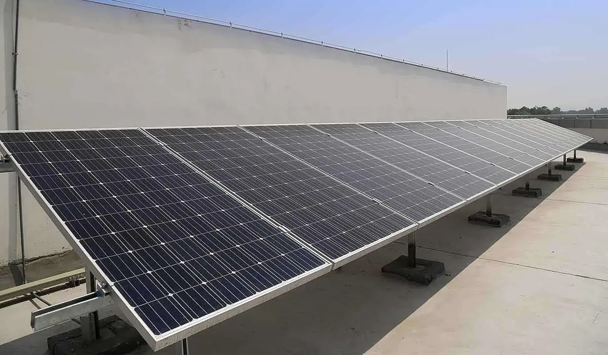 Placas solares en un inmueble público.