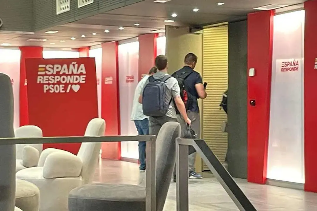 Agentes de la UCO entrando en la sede del PSOE este viernes.