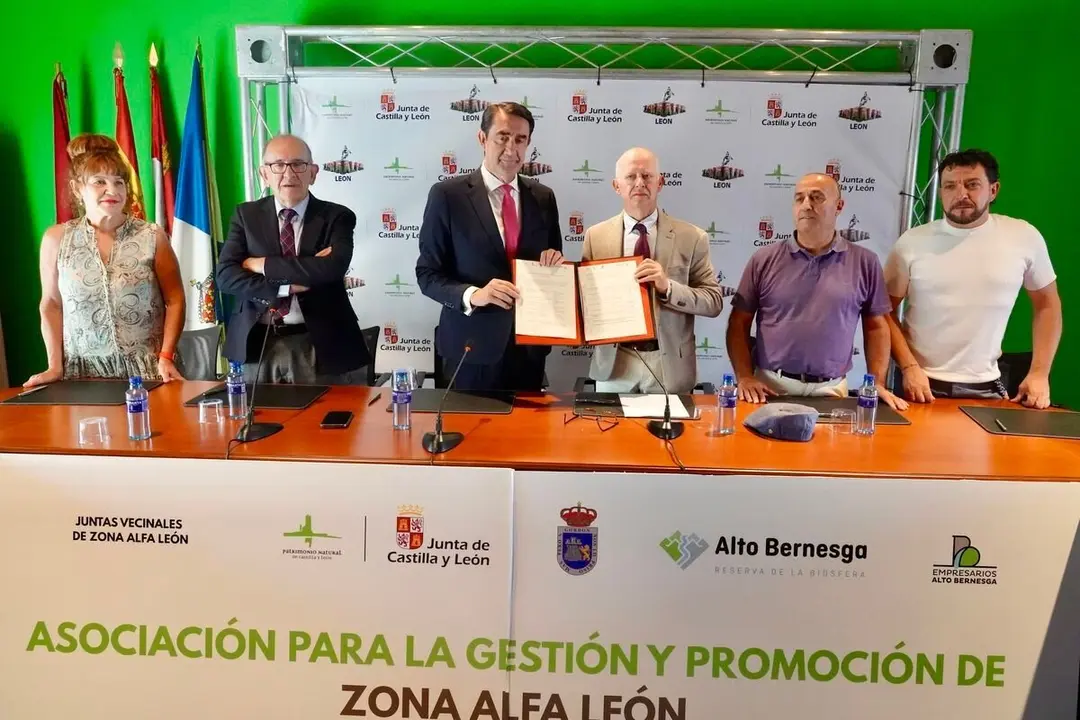 El consejero de Medio Ambiente, Vivienda y Ordenación del Territorio, Juan Carlos Suárez-Quiñones, firma un acuerdo con la Asociación de Empresarios de Gordón para la gestión de Zona Alfa León. Foto: Campillo