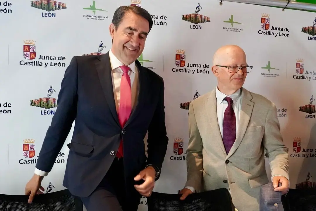 El consejero de Medio Ambiente, Vivienda y Ordenación del Territorio, Juan Carlos Suárez-Quiñones, firma un acuerdo con la Asociación de Empresarios de Gordón para la gestión de Zona Alfa León. Foto: Campillo