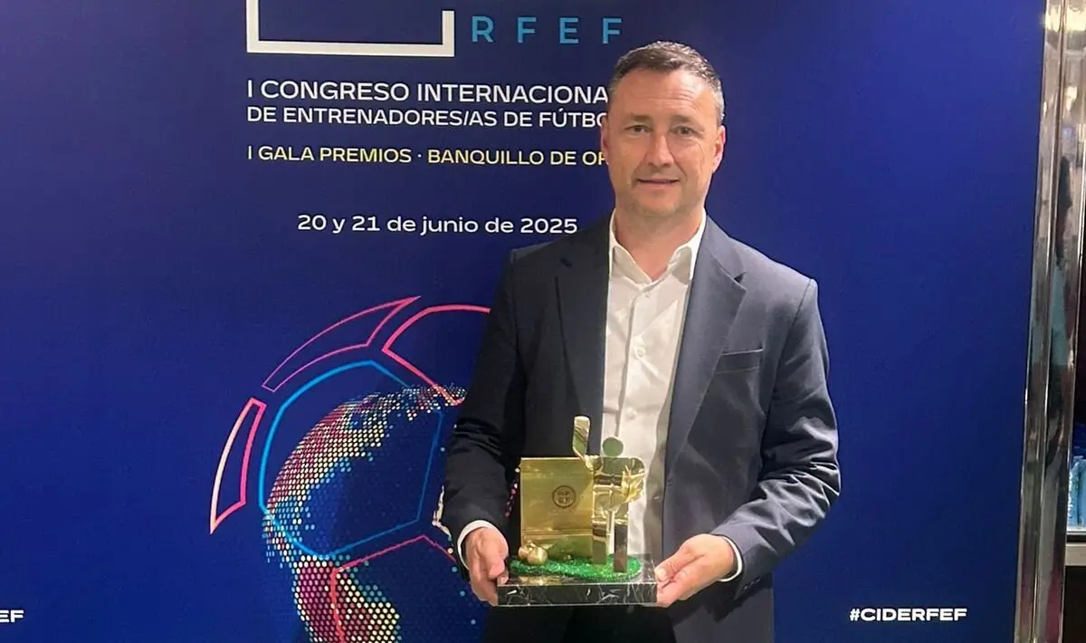 Raúl Llona con el trofeo 'Banquillo de Oro'.