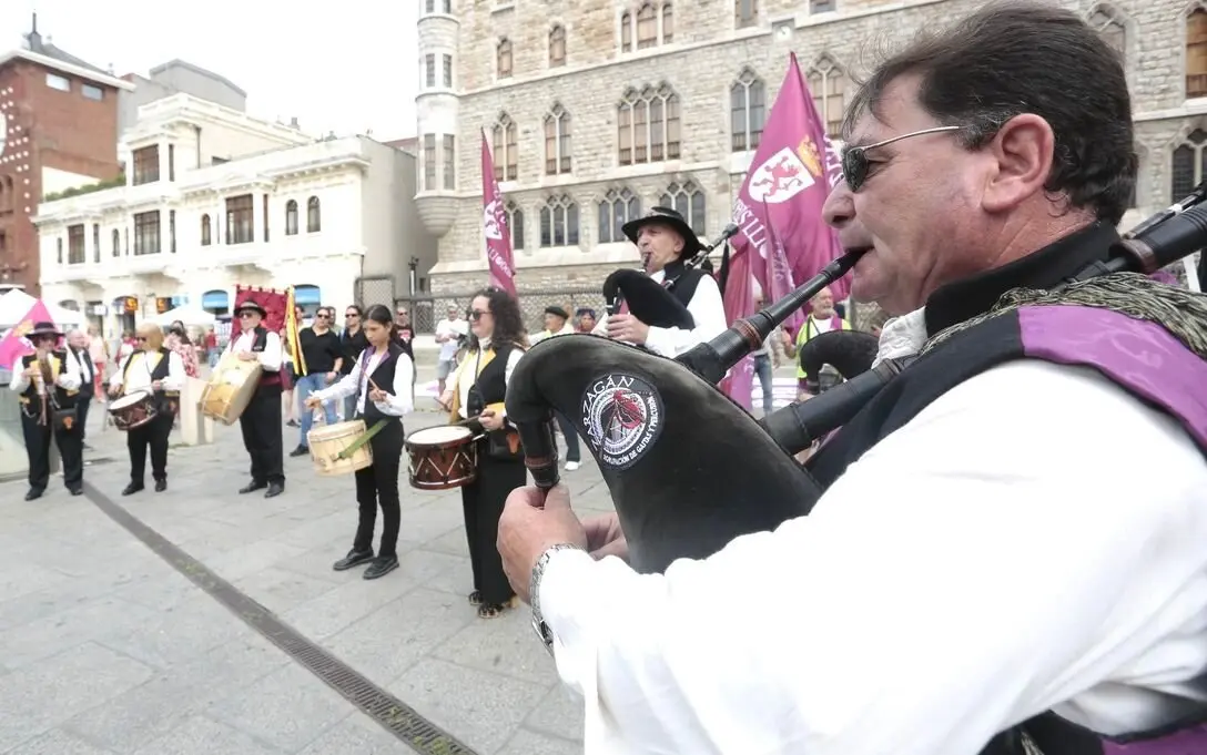 Celebraci&oacute;n del D&iacute;a de la Identidad Leonesa. Concentraci&oacute;n en la Plaza de Botines y pasacalles hacia la Catedral