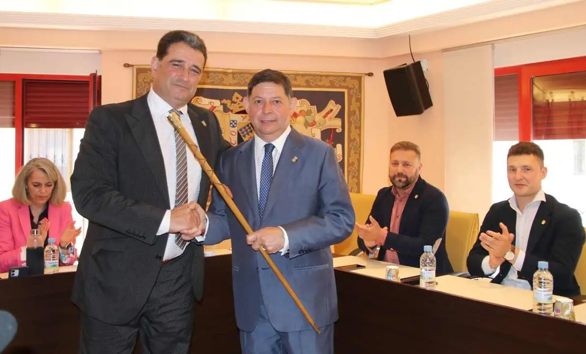 José Jiménez asume la alcaldía de Valencia de Don Juan y devuelve el bastón de mando al PP.
