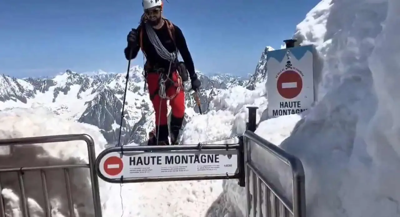 Miembros de los batallones BIEM IV y BIEM V de la UME completan maniobras de alta montaña en Chamonix-Mont Blanc para reforzar su preparación ante condiciones invernales severas.