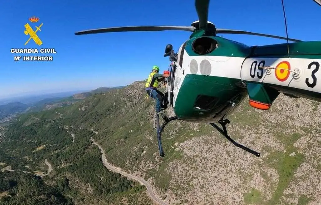 Imagen del helicóptero de la Guardia Civil durante una operación de rescate.