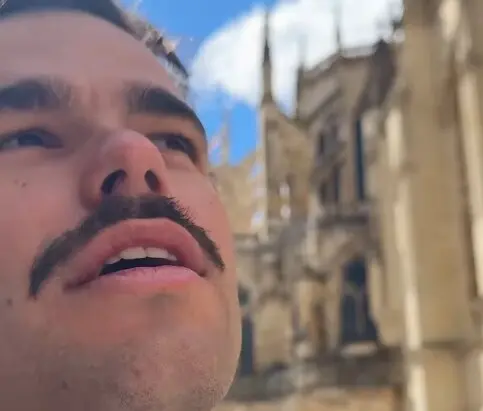 Un fotograma del video de Peldanyos junto a la Catedral de León. Foto: @peldanyos