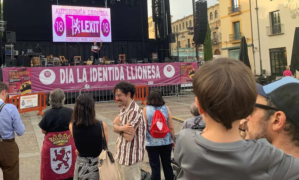 Las fiestas de San Juan y San Pedro en León han sido, un año más, el marco elegido para la celebración del Día de la Identidad Llionesa. En esta cuarta edición, la organización ha querido rendir homenaje a la figura de José Benito Mateos Pascual, conocido como 'Txebe', músico tradicional con profundas raíces en la provincia de Salamanca.