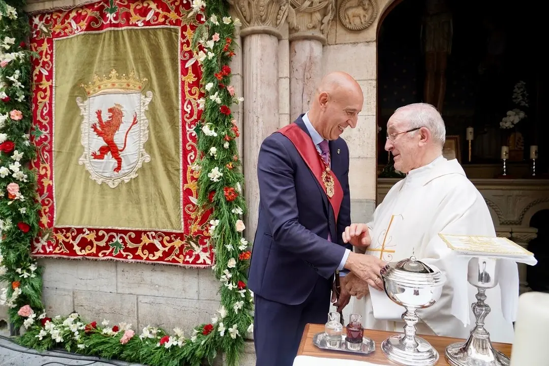 La corporaci&oacute;n municipal de la capital leonesa, asiste a la tradicional misa de san Juan, que tambi&eacute;n contar&aacute; con la presencia del presidente de las Cortes de Castilla y Le&oacute;n, Carlos Poll&aacute;n