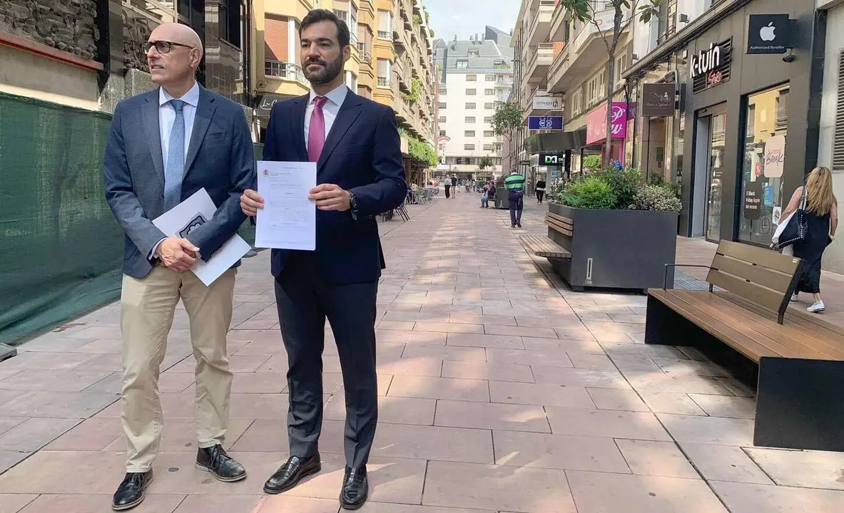 El abogado Carlos González-Antón, junto al portavoz municipal, David Fernández, en la calle Alfonso V mostrando la sentencia del TSJCyL. Foto: A.F. Reca