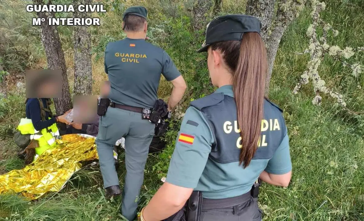 Efectivos de la Guardia Civil y equipos de emergencias junto al anciano en el momento de recibir los primeros auxilios.