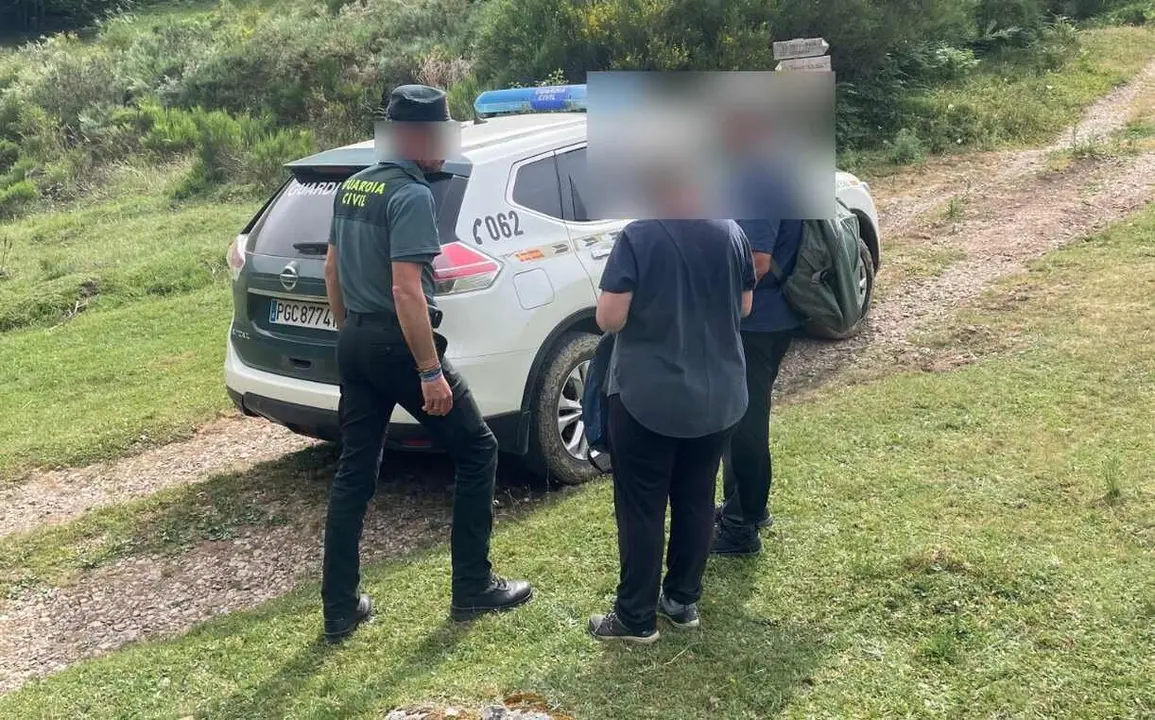 Efectivos de la Guardia Civil, junto a la mujer a la que tuvieron que auxiliar.
