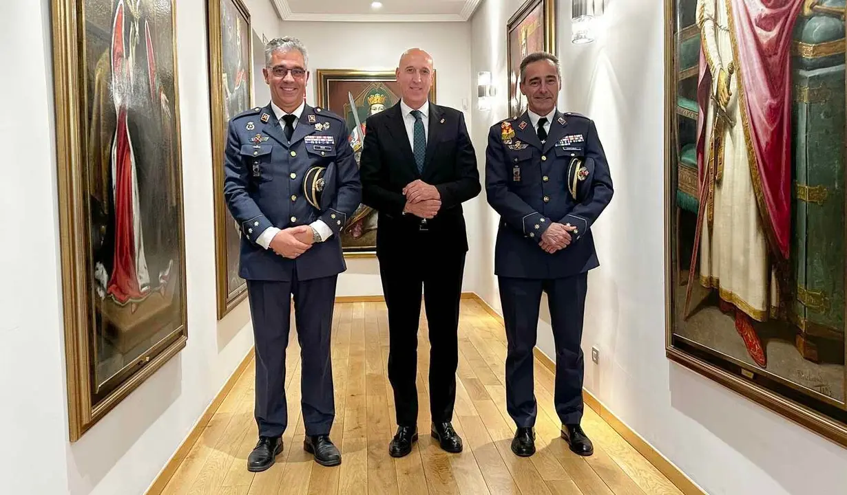 El alcalde de León, José Antonio Diez, ha recibido este miércoles en el Consistorio de San Marcelo al coronel director de la Academia Básica del Aire y del Espacio, Ignacio Dompablo Ferrándiz, y a quien tomará su relevo en este cargo, Óscar Ruiz González.