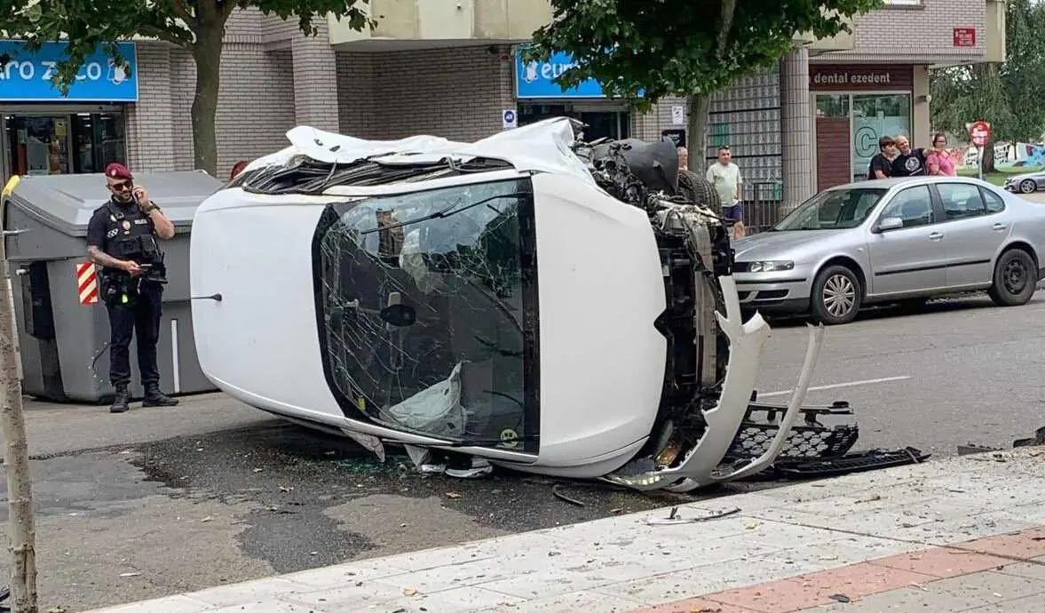 Imagen del vehículo tras el aparatoso accidente.