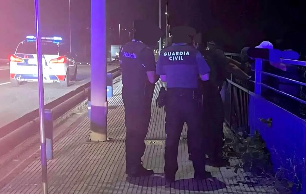 Guardia Civil y Policía Local de León en el momento de rescatar al hombre en una zona de máximo riesgo.