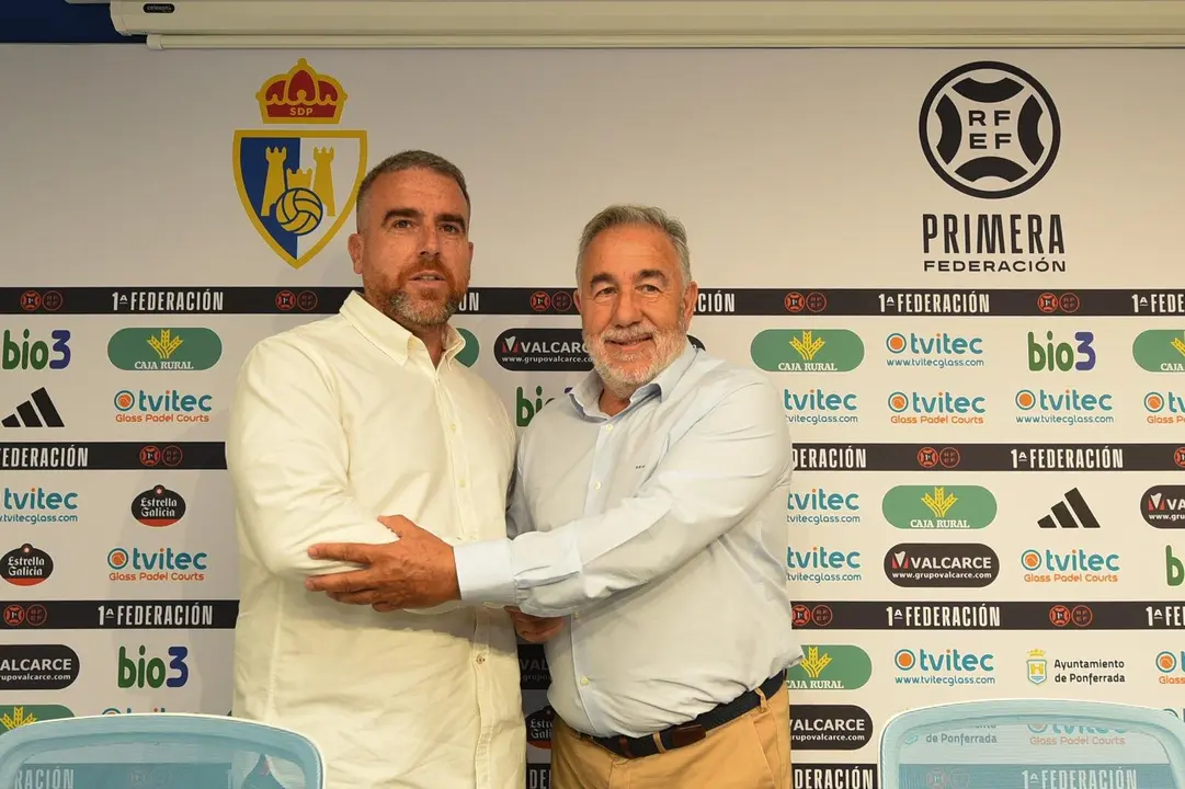 Javi Rey, junto al presidente de la Ponferradina, José Fernández Nieto, en su presentación como entrenador blanquiazul.