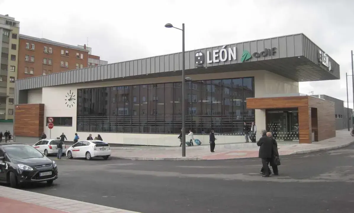 Imagen del exterior de la estaci&oacute;n de tren de Le&oacute;n.