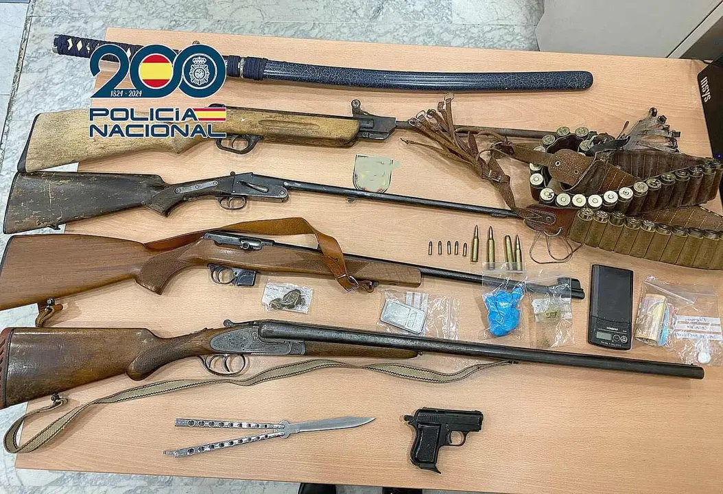 Armas incautadas por la Policía Nacional durante la intervención.