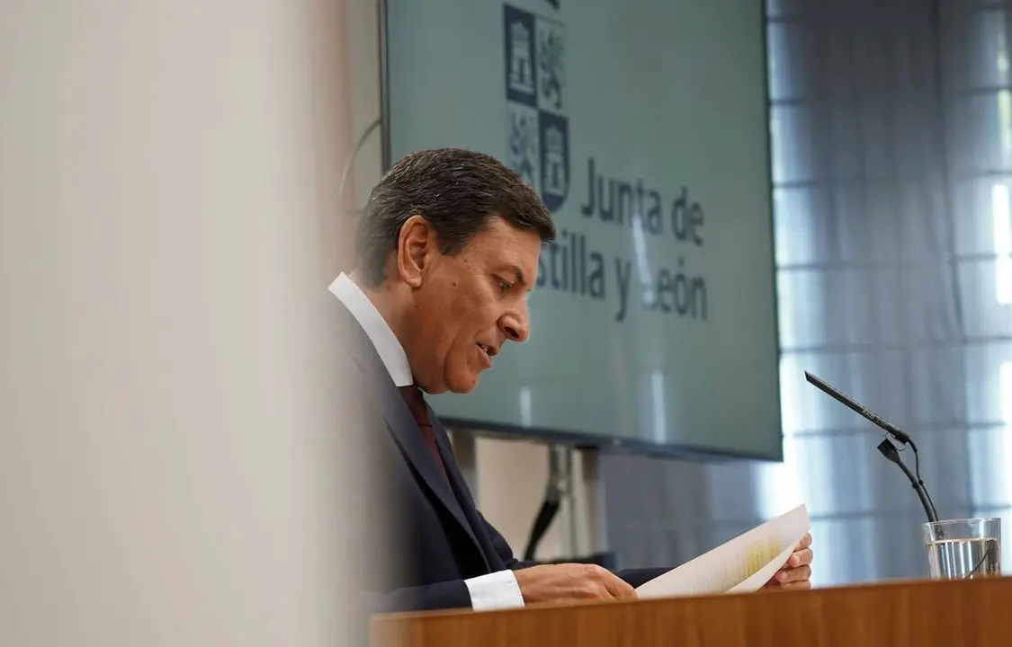 El consejero de Economía y Hacienda y portavoz de la Junta, Carlos Fernández Carriedo, comparece en rueda de prensa posterior al Consejo de Gobierno. Foto: Rubén Cacho