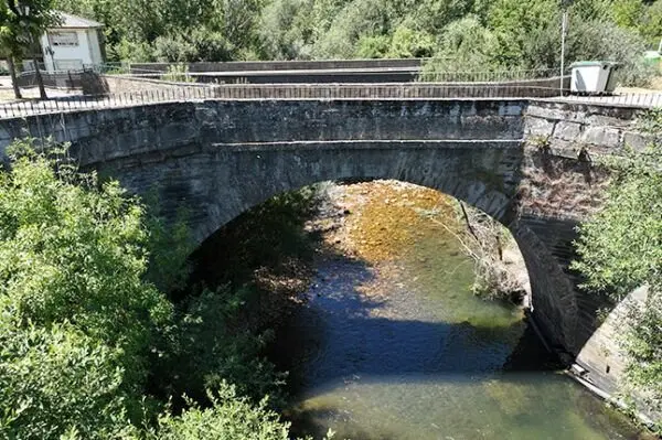 El puente sobre el río Bouza de Las Ventas de Albares. Foto: Ayto. Torre del Bierzo